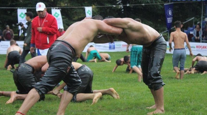 Pehlivanlar Yağmur Altında Kıyasıya G&uuml;reşti