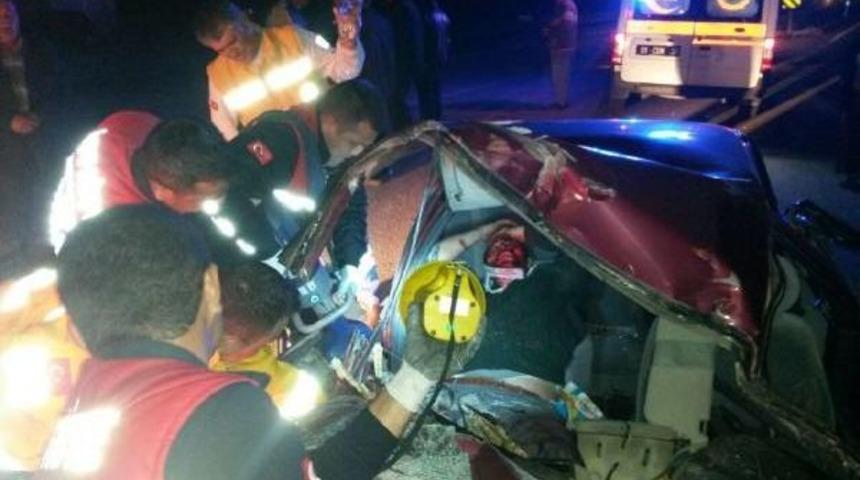 Kamyon, Otomobile &Ccedil;arptı: 1 &Ouml;l&uuml;, 2 Yaralı