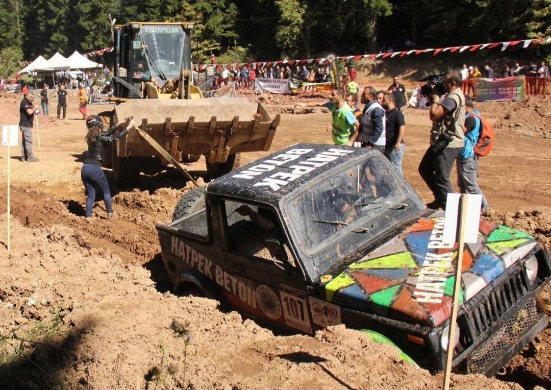 Baba Kızın Off-road M&uuml;cadelesi Dikkatleri &Uuml;zerlerine