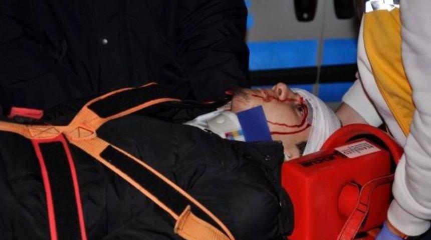 Otomobil Halk Otob&uuml;s&uuml;ne &Ccedil;arptı: 4 Yaralı