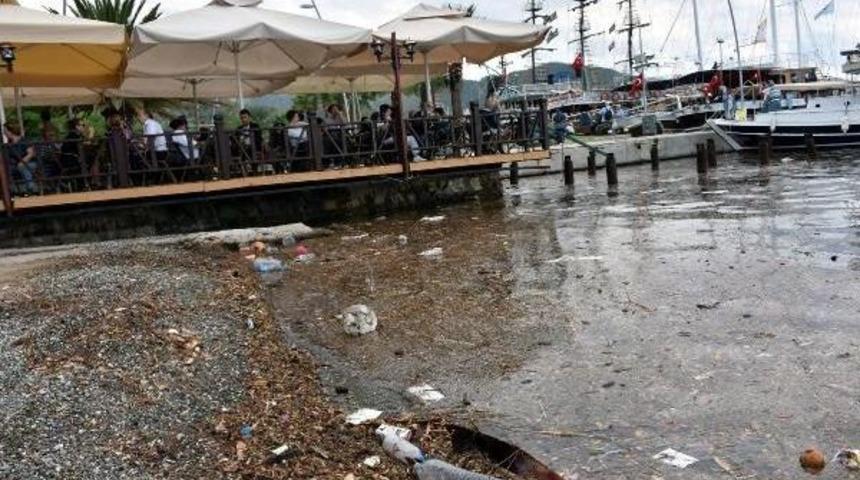 Marmaris'te Sağanak Yağmurdan Sonra Sahilde Kirlilik