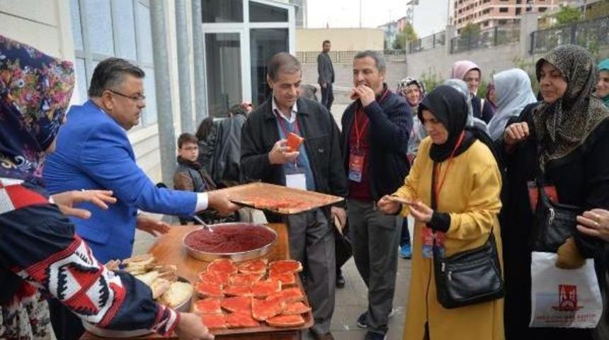 Bilecik'te M&uuml;zeye Gelenlere Sal&ccedil;alı Ekmek Ikramı