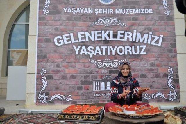 Bilecik te M&uuml;zeye Gelenlere Sal&ccedil;alı Ekmek Ikramı 2