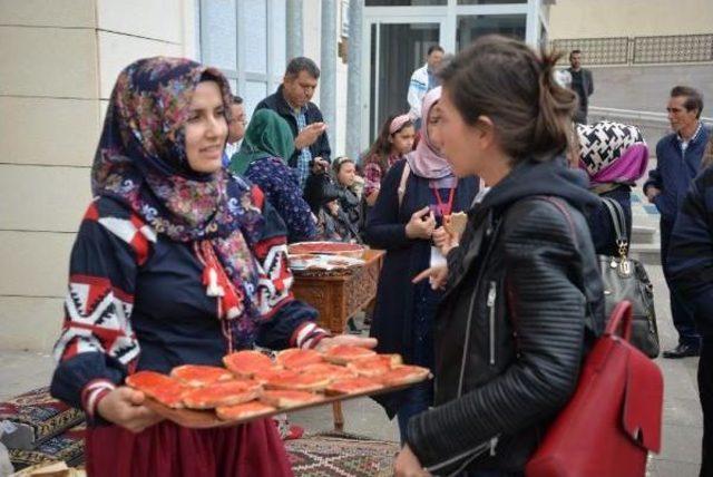Bilecik te M&uuml;zeye Gelenlere Sal&ccedil;alı Ekmek Ikramı 3
