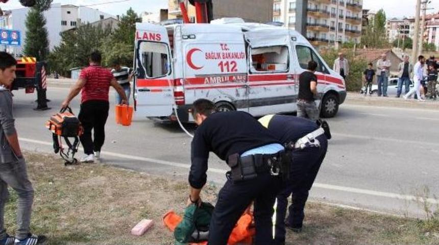 Ambulans Otomobille &Ccedil;arpıştı: 1 &Ouml;l&uuml;, 2 Yaralı