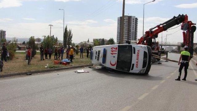 Ambulans Otomobille &Ccedil;arpıştı: 1 &Ouml;l&uuml;, 2 Yaralı 1