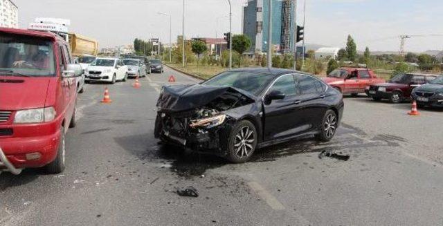 Ambulans Otomobille &Ccedil;arpıştı: 1 &Ouml;l&uuml;, 2 Yaralı 2