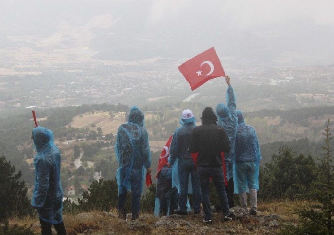 869 Yıl &Ouml;nce Ha&ccedil;lılara Karşı Kazanılan Zafer Yağmur Altında Kutlandı