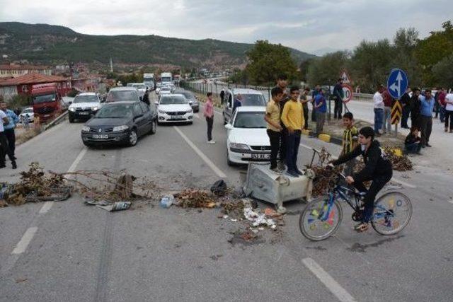 Karabük'te Köylülerden Yol Kapatma Eylemi