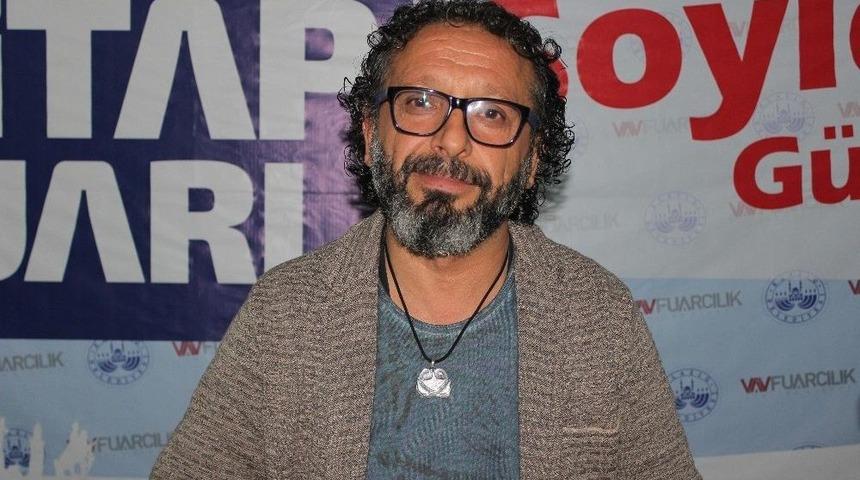 &Uuml;nl&uuml; Yazar Sinan Yağmur Elazığ&rsquo;da Okuyucuları İle Buluştu