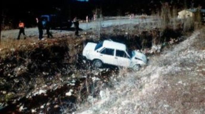 Otomobil Dere Yatağına D&uuml;şt&uuml;: 2 Yaralı