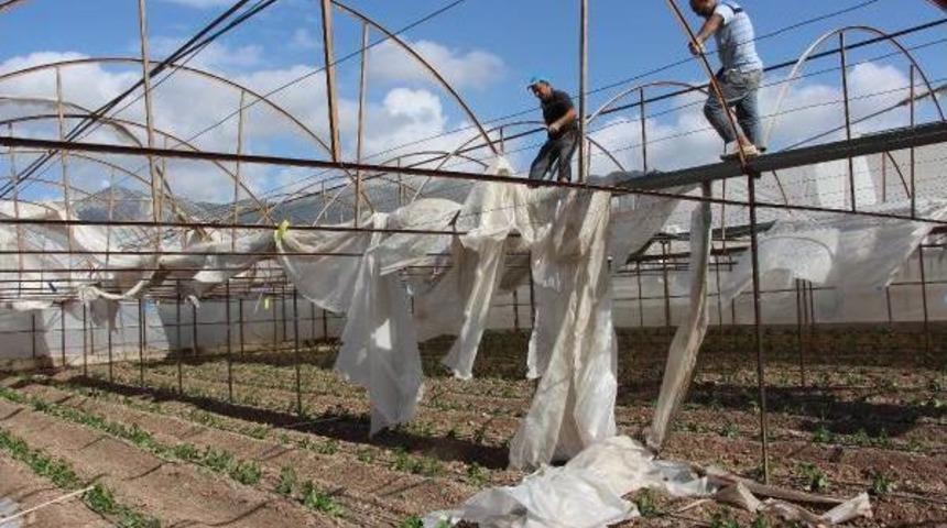 Kumluca'da Hortum Seralara Zarar Verdi