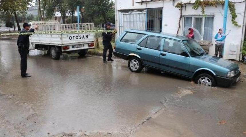 Yol &Ccedil;&ouml;kt&uuml;, Otomobilin Tekeri &Ccedil;ukura Saplandı