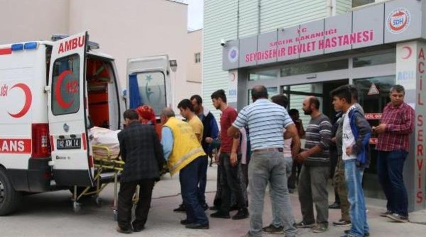 Kavgayı Ayırmak Isterken Silahla, Eşi De Trakt&ouml;r&uuml;n &Ccedil;arpmasıyla Yaralandı