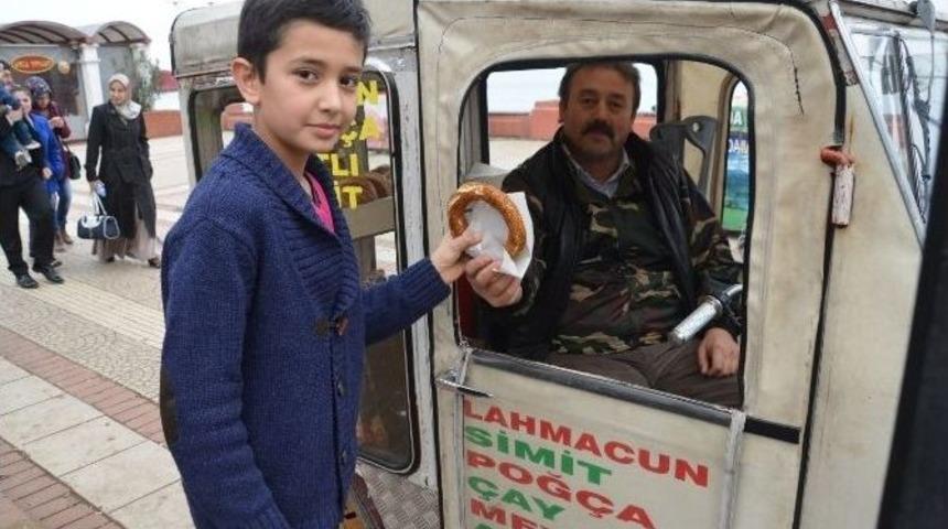 Engelli Vatandaş Simit Satarak Ge&ccedil;imini Sağlıyor