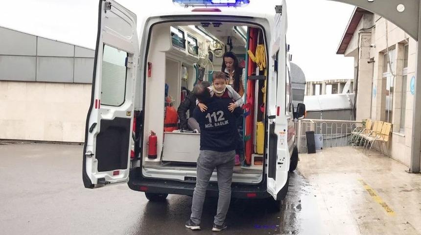 Kazada Yaralanan &Ccedil;ocuk, Hastaneye Yaralı Annesinin Kucağında Geldi