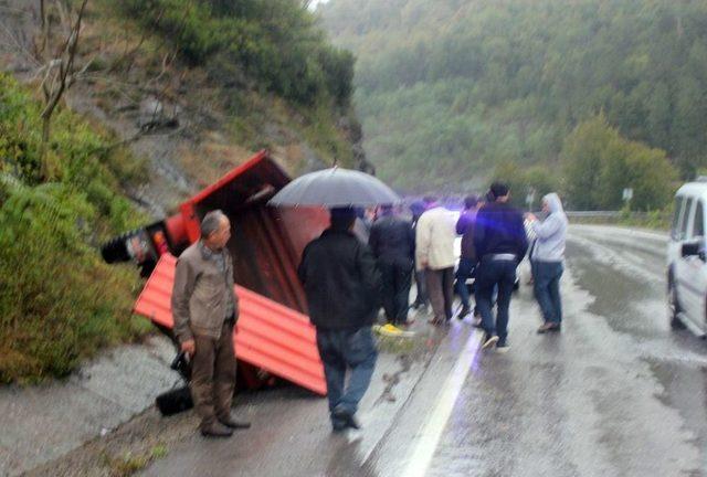 Kazada Yaralanan Çocuk, Hastaneye Yaralı Annesinin Kucağında Geldi