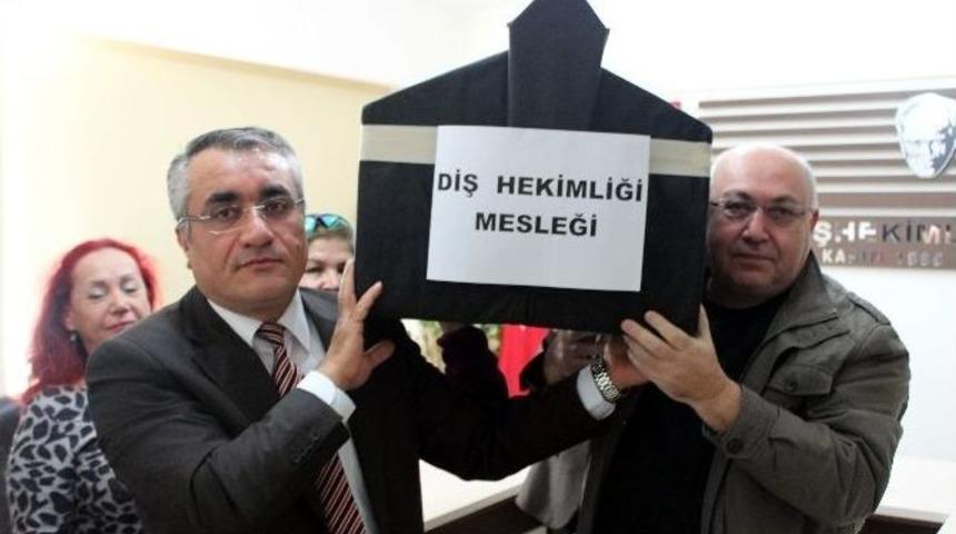 Diş Hekimlerinden Tabutlu Protesto