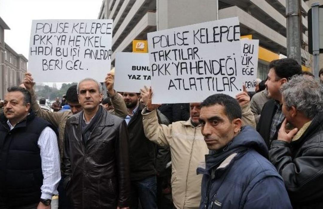 Emniyetin &Ouml;n&uuml;nde Bekleyiş S&uuml;r&uuml;yor