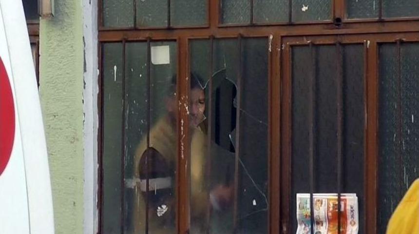 Şizofreni Hastası Elinde Bı&ccedil;akla G&ouml;revlilere Zor Anlar Yaşattı