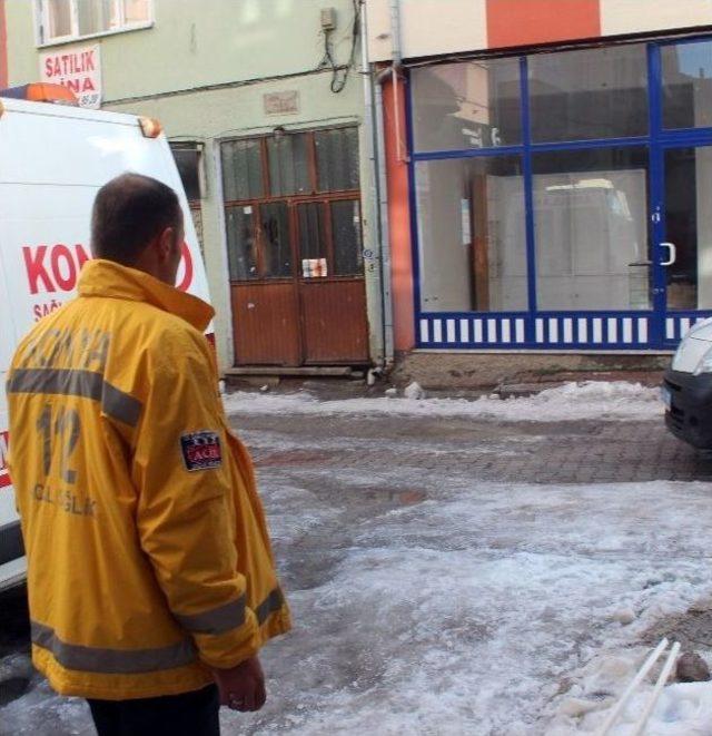 Şizofreni Hastası Elinde Bıçakla Görevlilere Zor Anlar Yaşattı