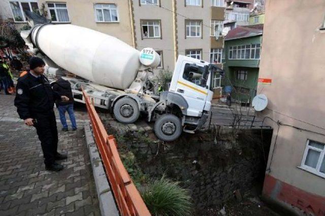 Beton Mikseri Yol Kenarında Asılı Kaldı, Mikserden Kaçan Işçi Son Anda Kurtuldu