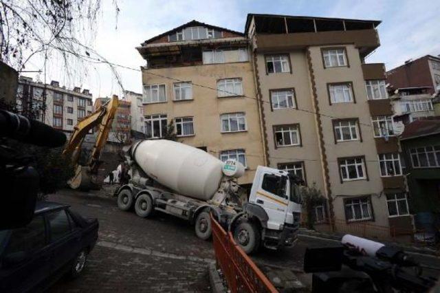 Beton Mikseri Yol Kenarında Asılı Kaldı, Mikserden Kaçan Işçi Son Anda Kurtuldu