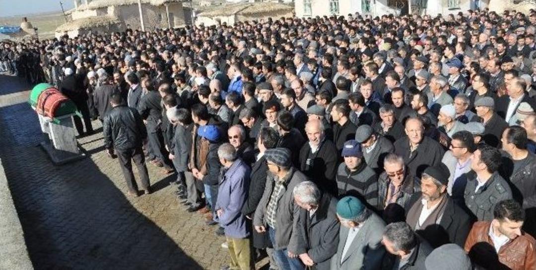 Kar Perdesine &Ccedil;arparak &Ouml;len &Ouml;ğrenci G&ouml;zyaşlarıyla Uğurlandı