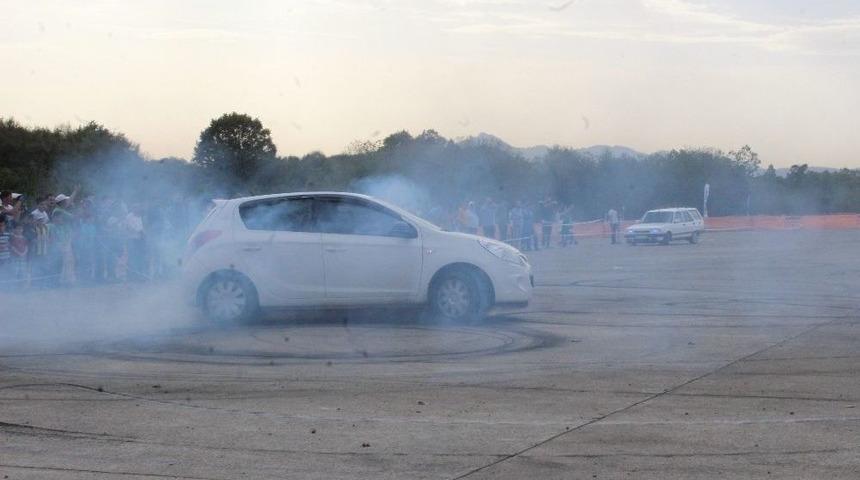 &Uuml;nyeli Gen&ccedil;ler Drift Yaptı