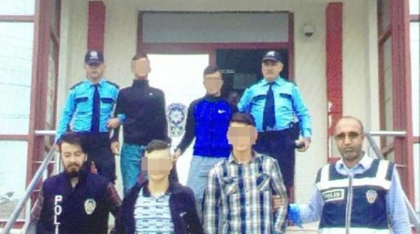 Okuldan &Ccedil;aldıkları Parayla Barda Eğlendiler