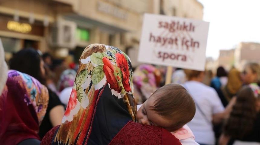 Mardin&rsquo;de Kadınlar Tarihi Sokaklarda Sağlık İ&ccedil;in Y&uuml;r&uuml;d&uuml;
