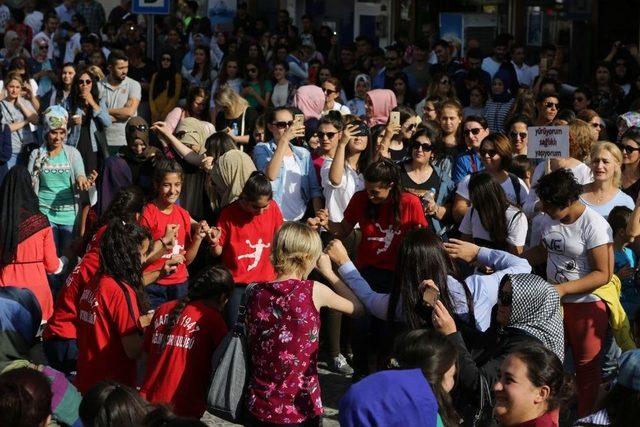 Mardin’de Kadınlar Tarihi Sokaklarda Sağlık İçin Yürüdü