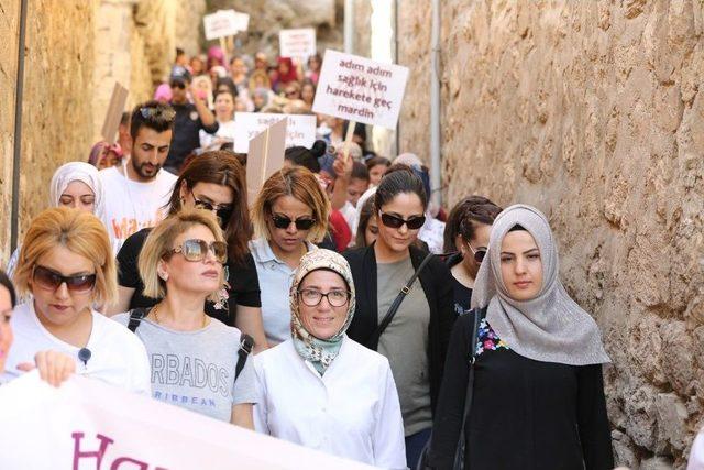 Mardin’de Kadınlar Tarihi Sokaklarda Sağlık İçin Yürüdü