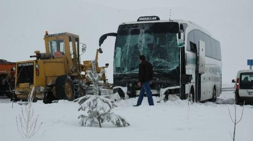 Kar K&uuml;reme Aracı İle Yolcu Otob&uuml;s&uuml; &Ccedil;arpıştı: 4 Yaralı