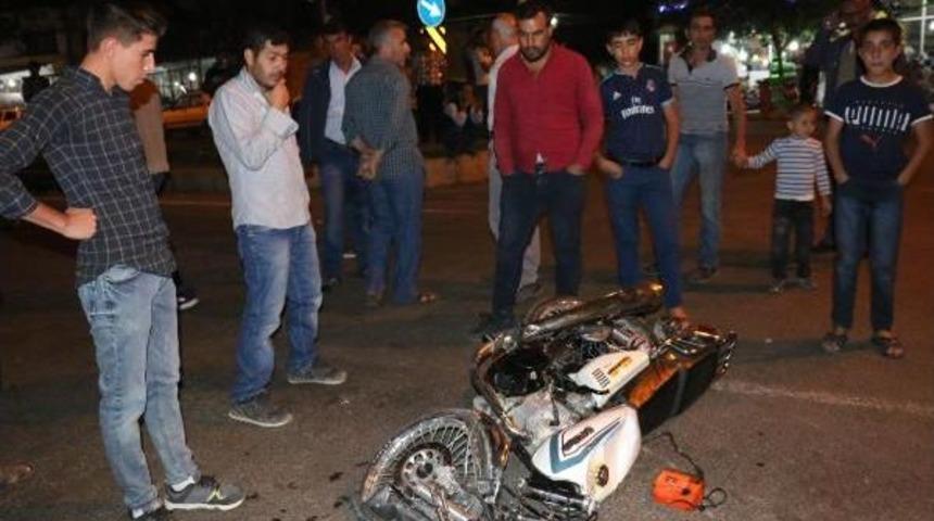 Mahalleli, 1 Kişinin &Ouml;ld&uuml;ğ&uuml; Kaza Sonrası Yolu Kapatıp Eylem Yaptı