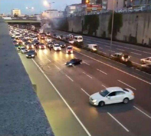 'dirft' Yapan Düğün Konvoyundaki Araçlar Trafiği Kilitledi