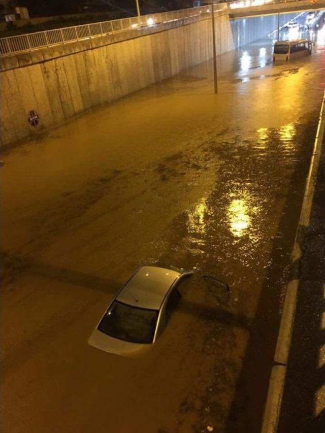 Alanya’da Şiddetli Yağmur Hayatı Felç Etti