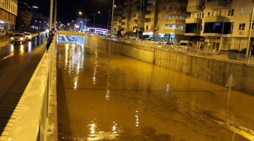 Alanya&rsquo;Da Sağanak Hayatı Olumsuz Etkiledi