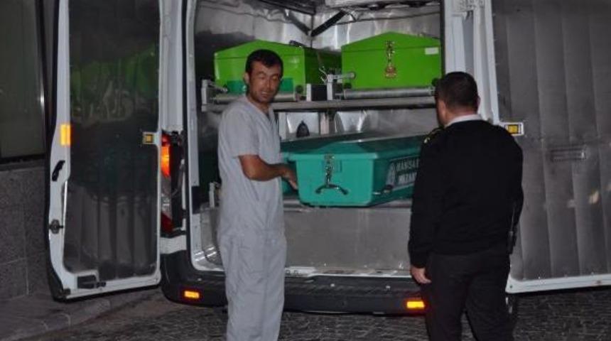 Eşini Baltayla &Ouml;ld&uuml;rd&uuml;