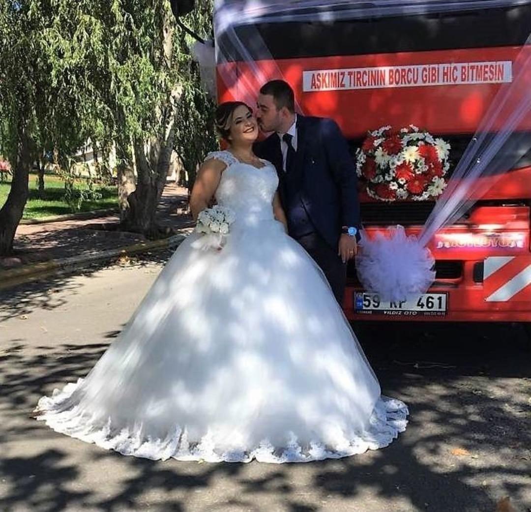 (&ouml;zel Haber) Aşklarının B&uuml;y&uuml;kl&uuml;ğ&uuml; Tırı Gelin Arabasına &Ccedil;evirdi