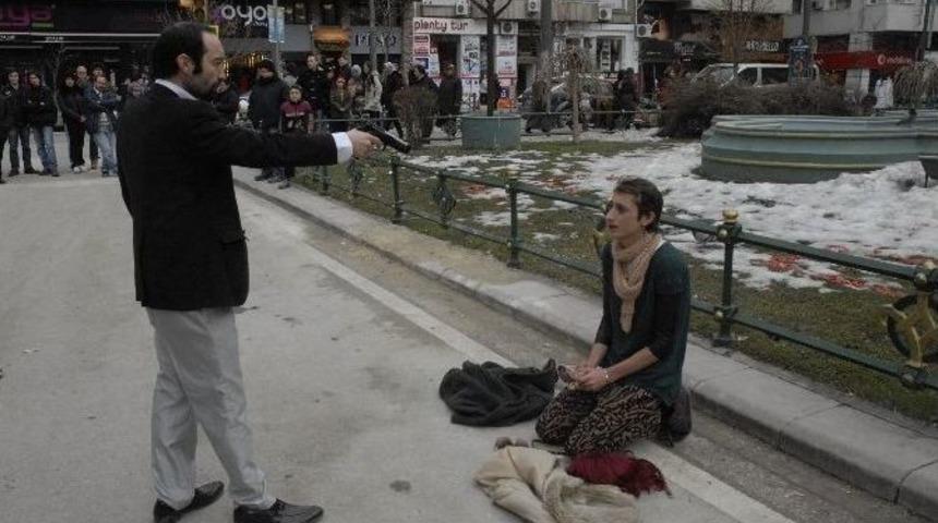 Vatandaşların Bakışları Arasında Silahını &Ccedil;ekti