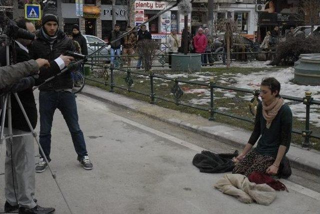 Vatandaşların Bakışları Arasında Silahını Çekti