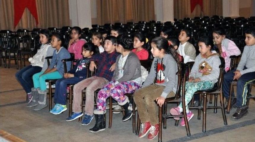 Zeytin &Ccedil;ekirdekleri, Yeni M&uuml;zik Eğitmenleri İle Değişik &Ccedil;alışmalar Yapıyor.