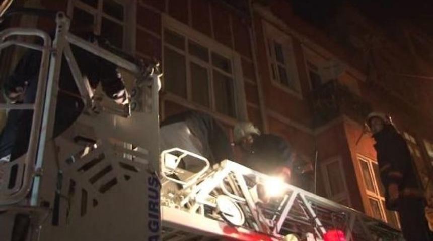 Beyoğlu'nda Yangın; Mahsur Kalanları Itfaiye Ekipleri Kurtardı