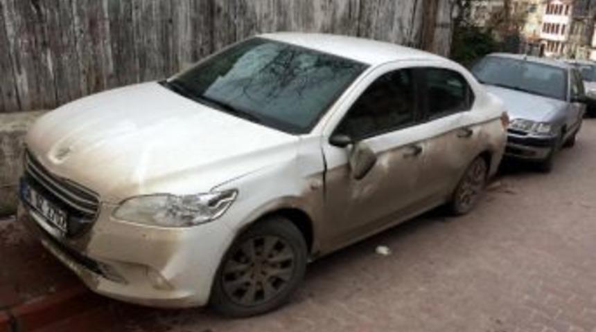 &Ccedil;aldığı Kamyonet Ile 3 Kişiye Ve 2 Araca &Ccedil;arpıp Ka&ccedil;tı