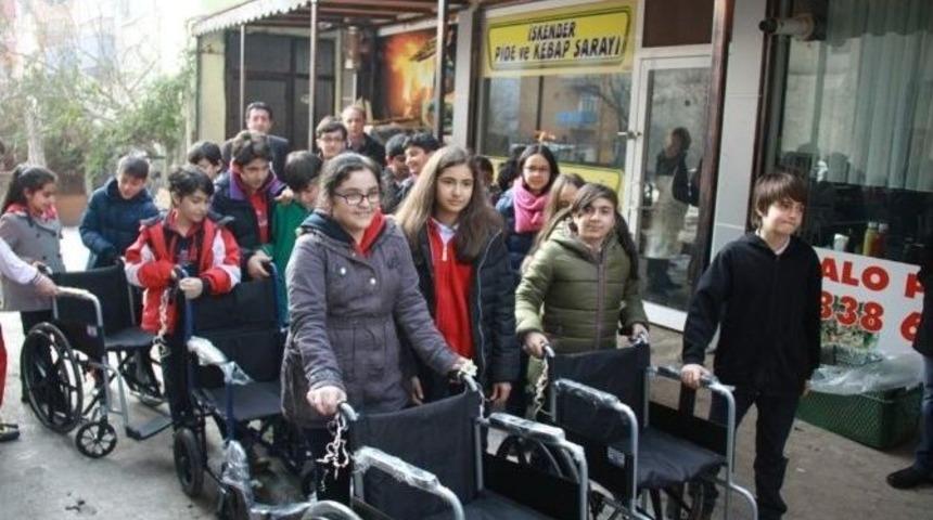 &Ouml;ğrencilerden Tekerlekli Sandalye Bağışı