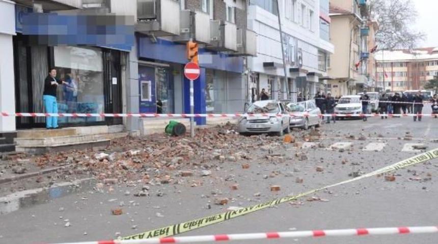 K&uuml;tahya'da Otelin Teras Duvarı Yıkıldı, 2 Ara&ccedil; Hurdaya D&ouml;nd&uuml;
