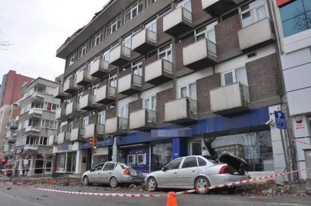 Kütahya'da Otelin Teras Duvarı Yıkıldı, 2 Araç Hurdaya Döndü