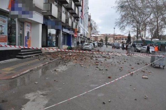 Kütahya'da Otelin Teras Duvarı Yıkıldı, 2 Araç Hurdaya Döndü