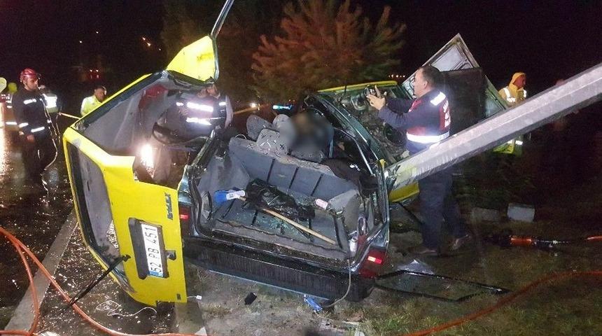 Ehliyetsiz Ve Alkoll&uuml; Olan S&uuml;r&uuml;c&uuml; Kaza Yaptı: 1 &Ouml;l&uuml;, 2 Yaralı